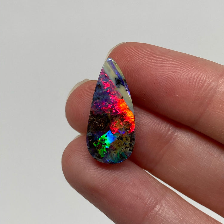 7.80 Ct broad flash boulder opal