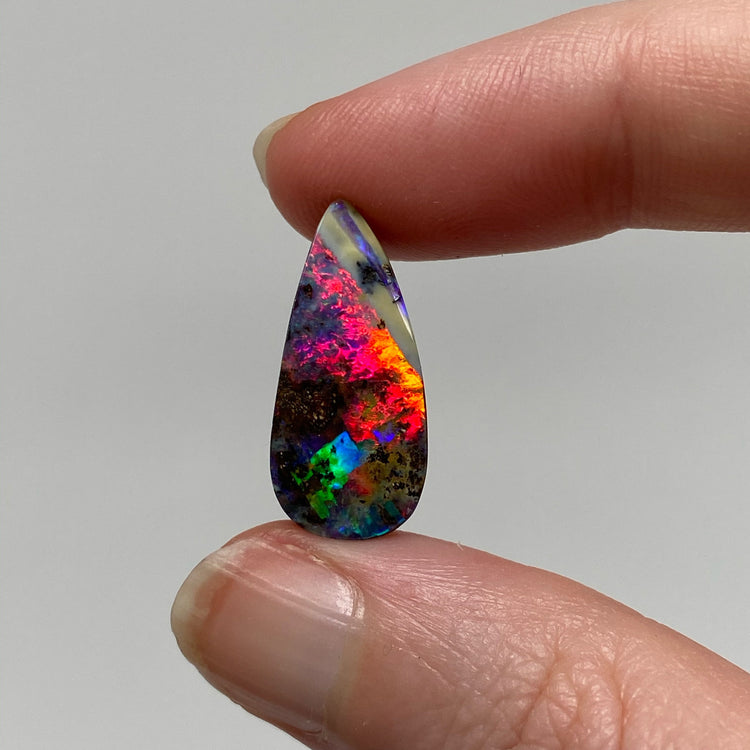 7.80 Ct broad flash boulder opal