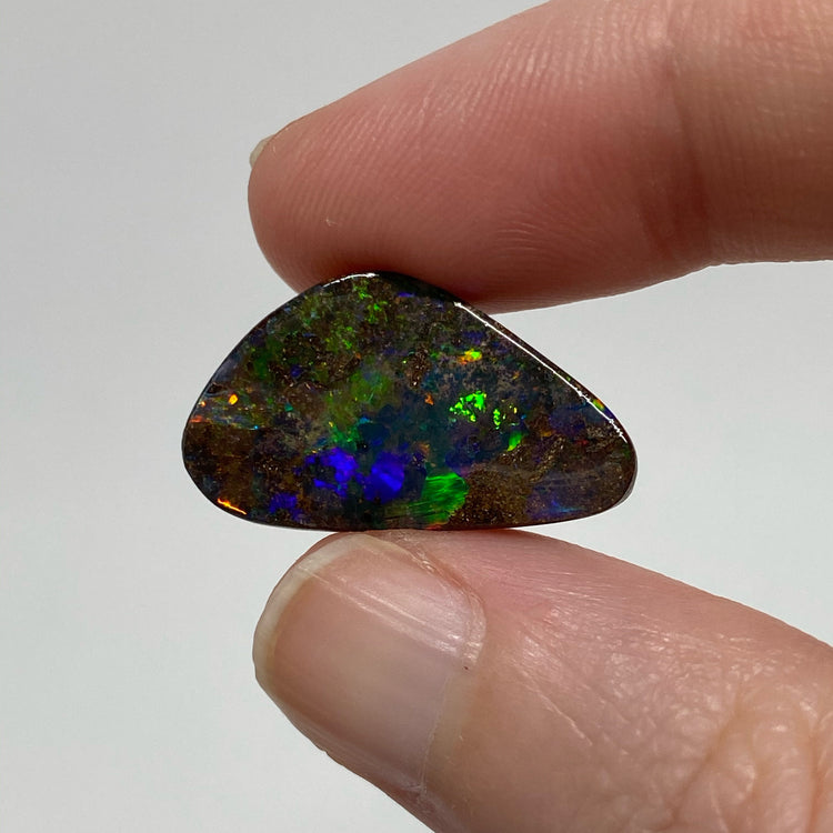 8.60 Ct broad flash boulder opal