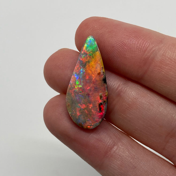 8.97 Ct rolling flash boulder opal