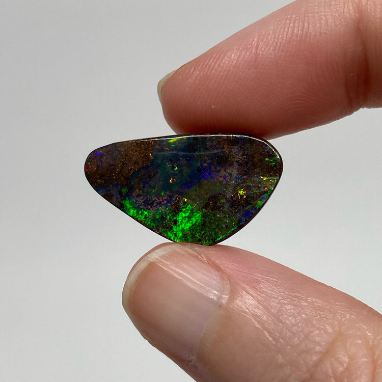 8.60 Ct broad flash boulder opal